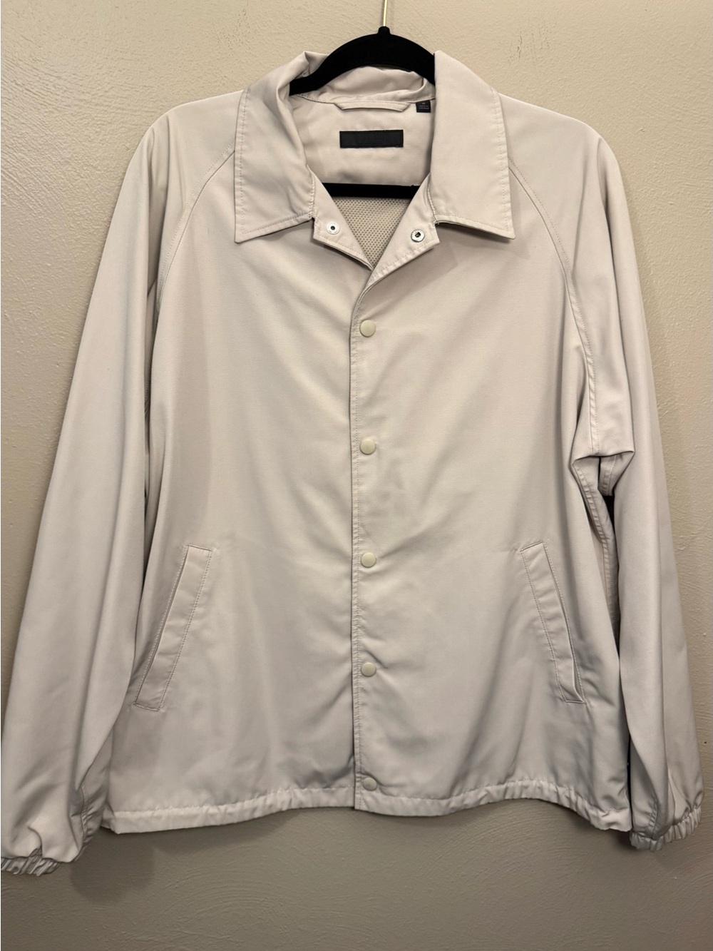 Uniqlo Men’s Coach Jacket Beige Size Medium Lined Snap Closure Pockets